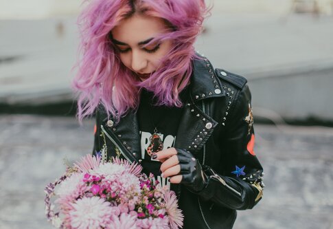 Foto einer lächelnden Frau mit pinken Haaren. | © pexels