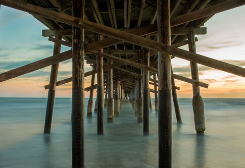 Eine Holzbrücke über das Meer. | © unsplash