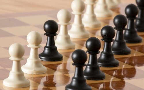 Foto eines Schachbrettes, auf dem weisse und schwarze Schachfiguren zu sehen sind. | © pexels