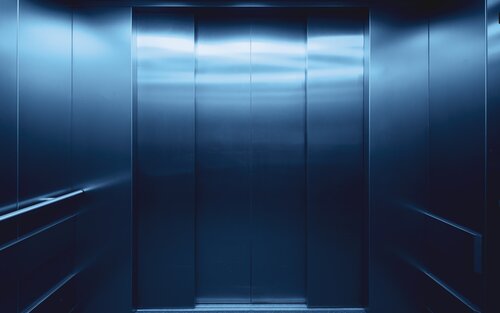 Foto eines Aufzuges von innen mit geschlossener Tür. | © unsplash