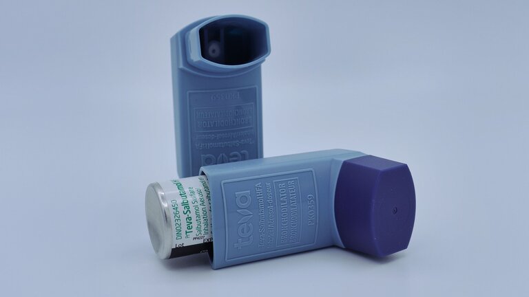 Foto von zwei Asthmasprays, die vor einem blauen Hintergrund platziert sind. | © pexels