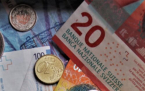 Auf dem Bild sind Schweizerfranken in Noten und Münzen zu sehen. Zusätzlich befindet sich am Rand eine Kreditkarte und eine kleine Schweizer-Fahne. | © pixabay