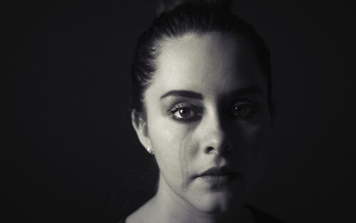 Schwarz-weiss Foto einer Frau, die Tränen übers Gesicht laufen. | © pixabay