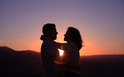 Mann und Frau umarmen sich, im Hintergrund ein Sonnenuntergang | © pixabay