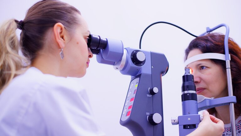 Eine Augenärztin untersucht eine Patientin mit Laser. | © pixabay