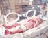 Foto eines Babys in einem Inkubator an Schläuchen. | © unsplash