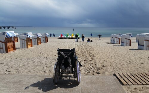 Foto eines leeren Rollstuhls an der Strandpromenade. | © pixabay