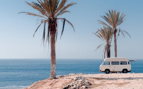 Foto eines Wohnmobils auf einer Klippe über dem Meer. | © unsplash