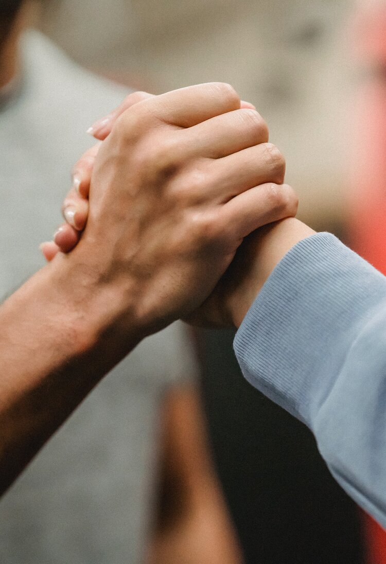 Handschlag zwischen zwei Personen, der signalisiert: «Wir packen das.» | © Pexels / Julia Larson
