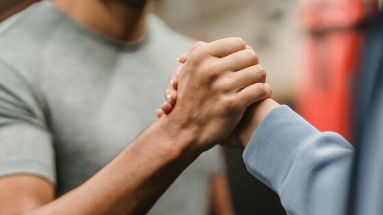 Handschlag zwischen zwei Personen, der signalisiert: «Wir packen das.» | © Pexels / Julia Larson