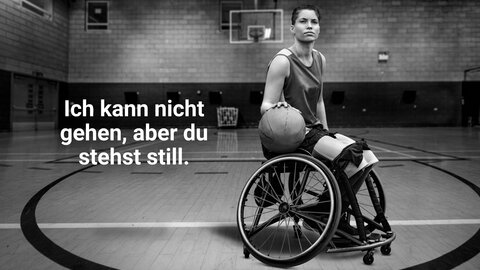 Eine Frau im Rollstuhl prellt einen Basketball. | © Stiftung MyHandicap / EnableMe