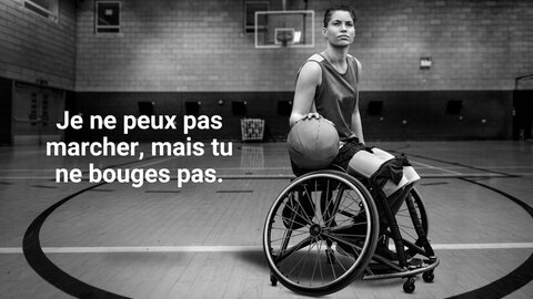 Une femme en fauteuil roulant rebondit sur un ballon de basket. | © Fondation MyHandicap / EnableMe