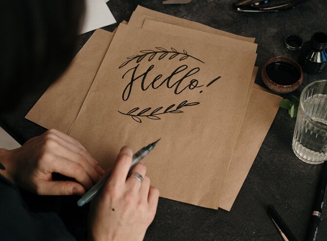 Hello in Kunstschrift auf Papier geschrieben. | © Pexels / Cottonbro Studio