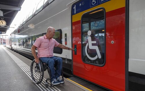 Un voyageur en fauteuil roulant utilise l'accès sans obstacle du train IC2000 modernisé pour les longues distances. | © © SBB CFF FFS