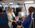 Drei Reisende im Zugabteil, die sich in Gebärdensprache unterhalten. | © © SBB CFF FFS