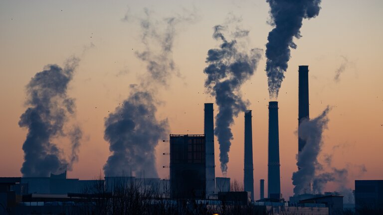 Eine Fabrik verschmutzt die Atmosphäre, was zu einem Anstieg von Allergien führt. | © unsplash