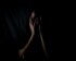 ängstliche Frau im Dunkeln | © unsplash