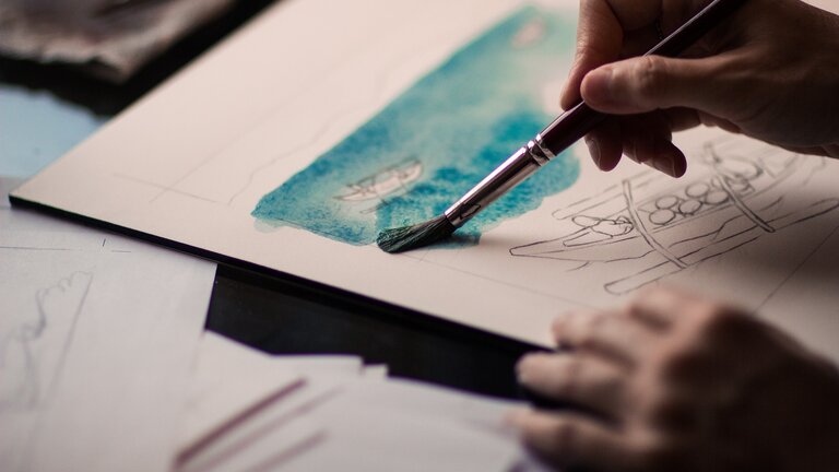 Eine Person malt mit Wasserfarben ein Bild aus. | © pixabay