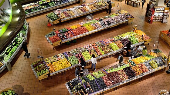 Auf dem Bild ist die Gemüseabteilung eines Lebensmittelgeschäftes zu sehen.  | © Pixabay