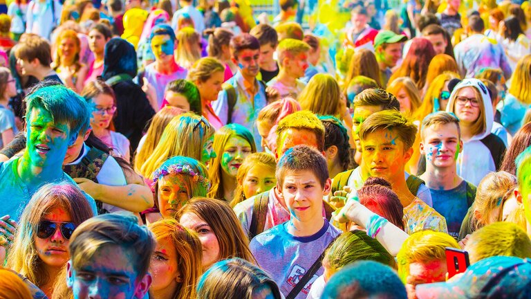 Une multitude de personnes couvertes de différentes couleurs | © Pixabay