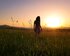 Eine Frau, die dem Sonnenaufgang entgegenläuft, sie trägt ein Kleid und hat lange Haare. | © pexels