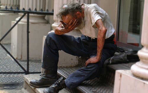 Ein älterer Herr sitzt auf der Treppe vor einem Haus und weint.  | © unsplash
