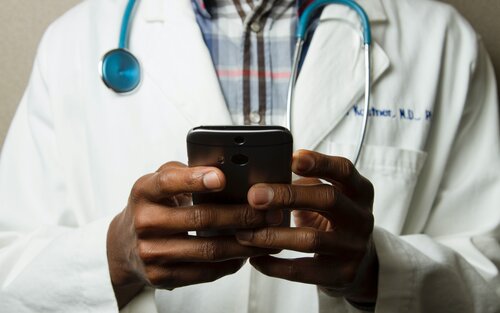Arzt am Smartphone. | © unsplash