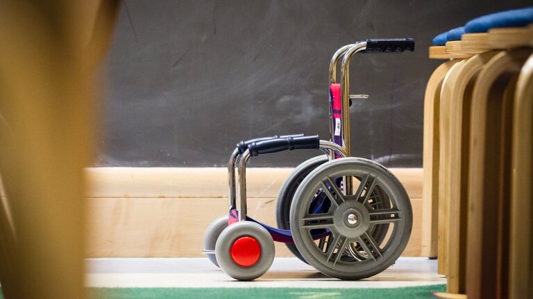 Bild eines Rollstuhls für Kinder. | © unsplash
