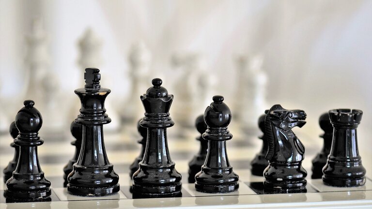 Nahaufnahme der schwarzen Figuren eines Schachs | © pixabay