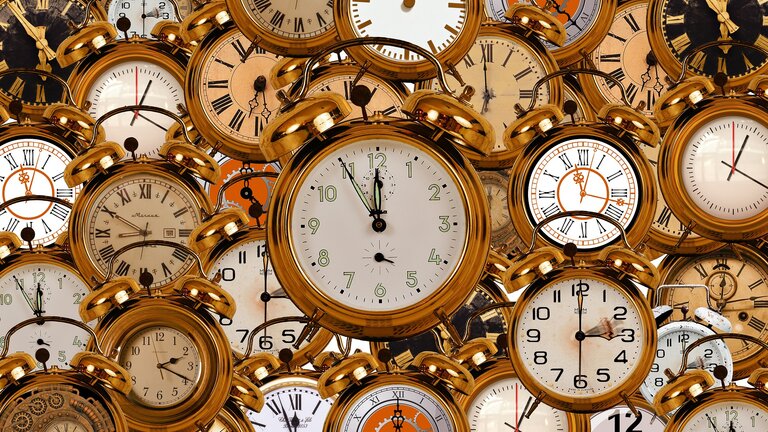 Foto von verschiedenen Uhren und Wecker, die aufeinander liegen. | © pixabay