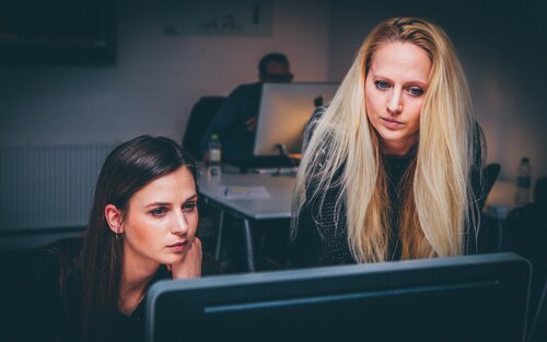 zwei junge Frauen, die sich am Computer über etwas informieren | © pixabay