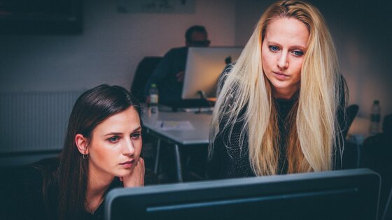 zwei junge Frauen, die sich am Computer über etwas informieren | © pixabay