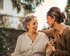 Ältere Frau und ihre erwachsene Tochter grüssen sich lachend. | © pexels