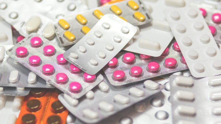 Viele Tablettenpackungen, die aufeinander liegen. | © pixabay