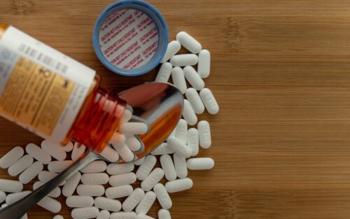 Tabletten ausgekippt auf einen Löffel  | © unsplash