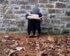 einsamer Junge sitzt an Steinmauer und hat Gicht in seinen Armen vergraben | © pixabay