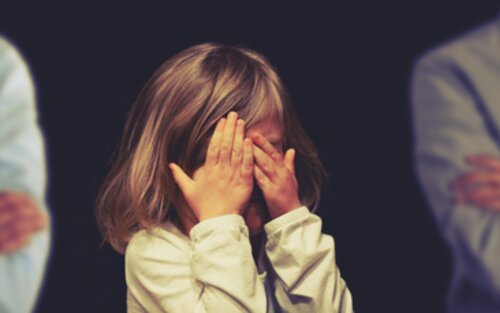 Weinendes Kind mit distanzierten Eltern im Hintergrund | © pixabay