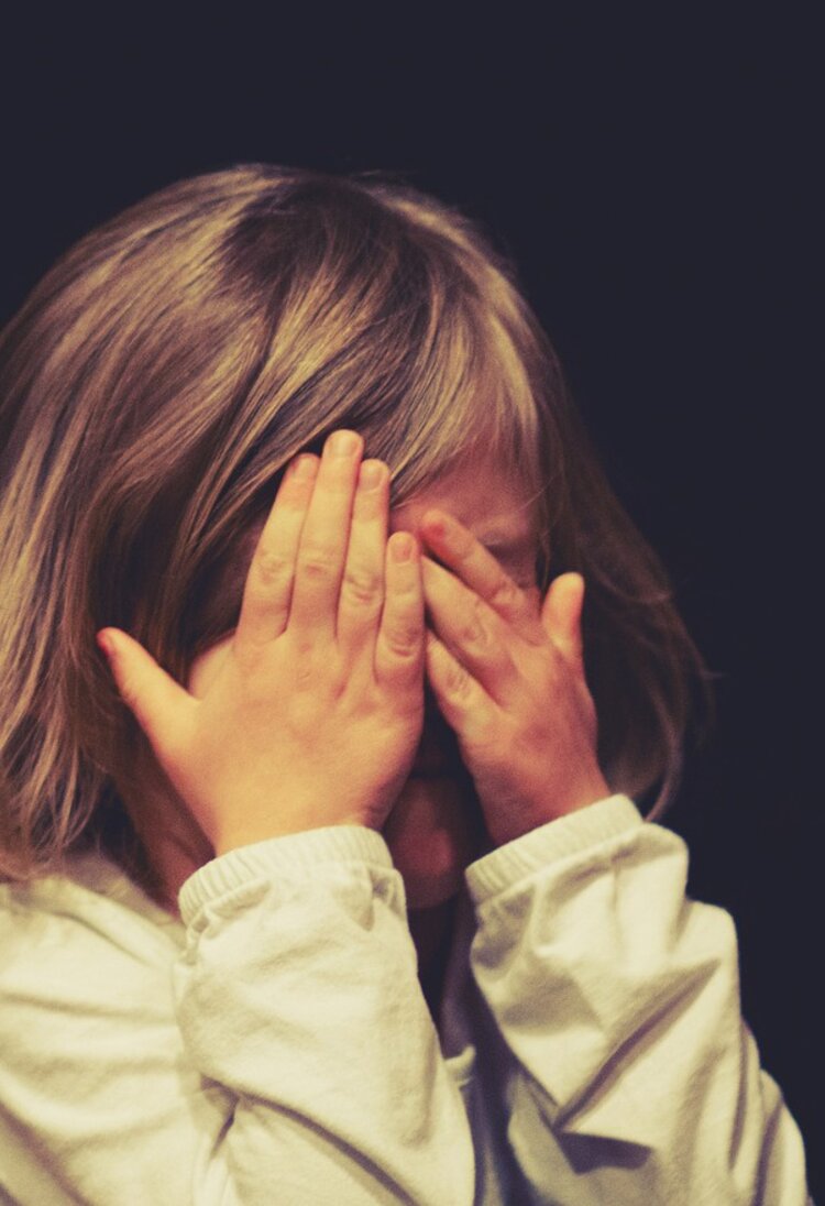 weinendes Kind mit distanzierten Eltern im Hintergrund | © pixabay