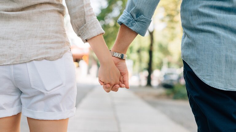 Nahaufnahme der Hände von hinten wie Mann und Frau Hand in Hand gehen | © pixabay