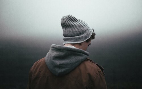 junger Mann mit Kappe von hinten fotografiert | © unsplash