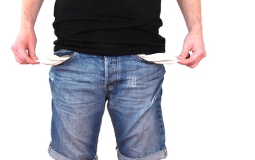 Un homme avec des poches de pantalon vides | © pixabay