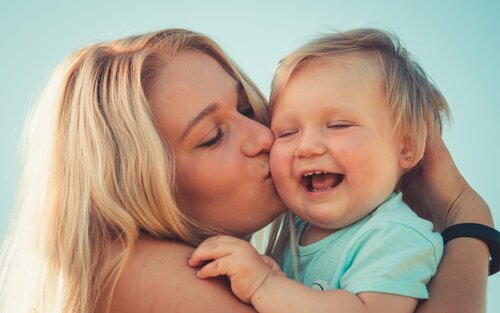 glückliche Mutter, die ihr Baby küsst | © unsplash