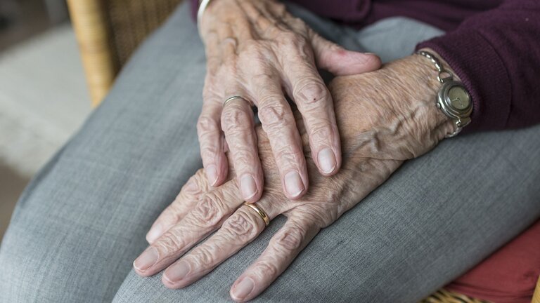 Nahaufnahme von Händen einer alten einsamen Frau | © pixabay