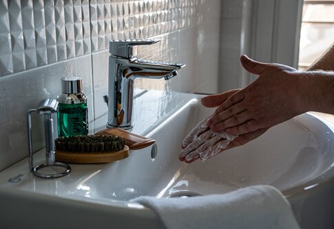 Nahaufnahme von zwei Händen, die mit Seife eingerieben sind, daneben läuft ein Wasserhahn. | © pexels