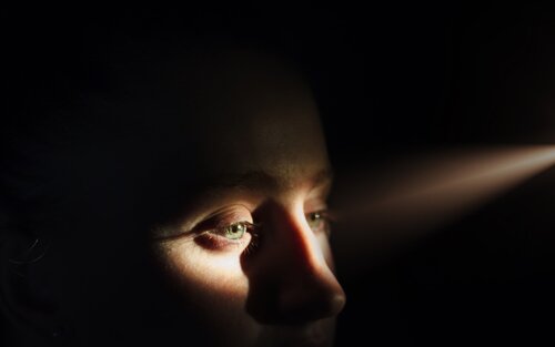 Augen einer Frau werden beleuchtet | © unsplash