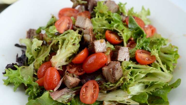 Image d'une assiette de salade avec des tomates.