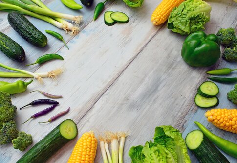 Grünes und gelbes Gemüse im Kreis angeordnet. | © pixabay