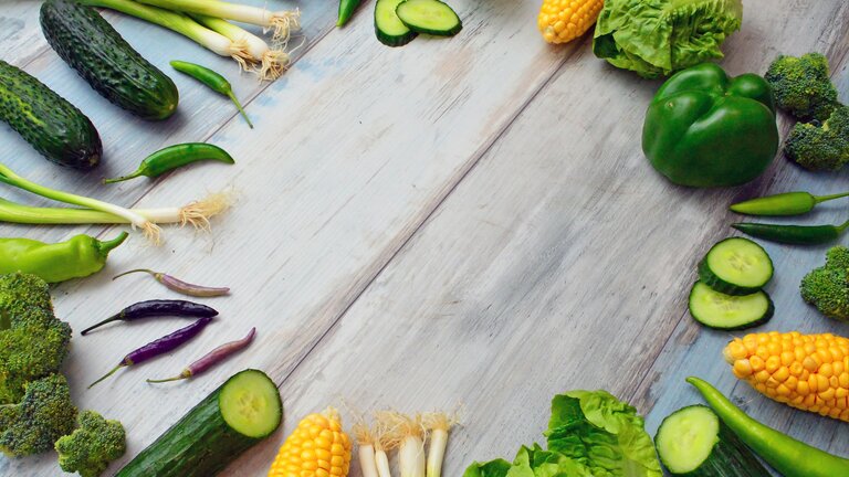 Grünes und gelbes Gemüse im Kreis angeordnet. | © pixabay