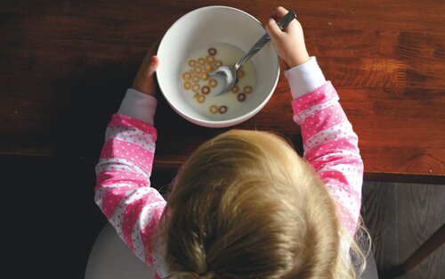 Kind isst Cornflakes | © unsplash