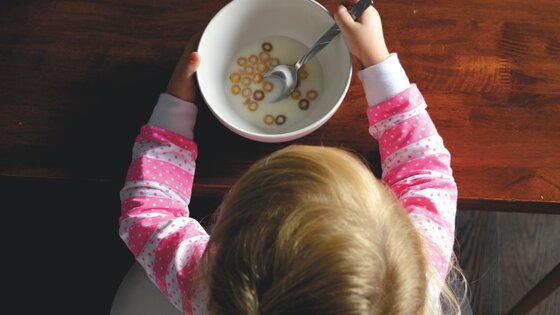 Kind isst Cornflakes | © Unsplash